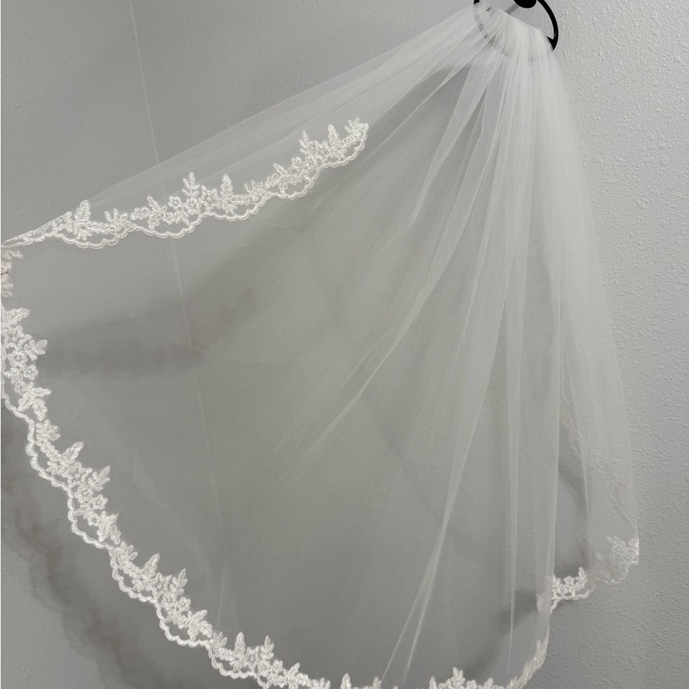 Elegant White Lace Bridal Veil
